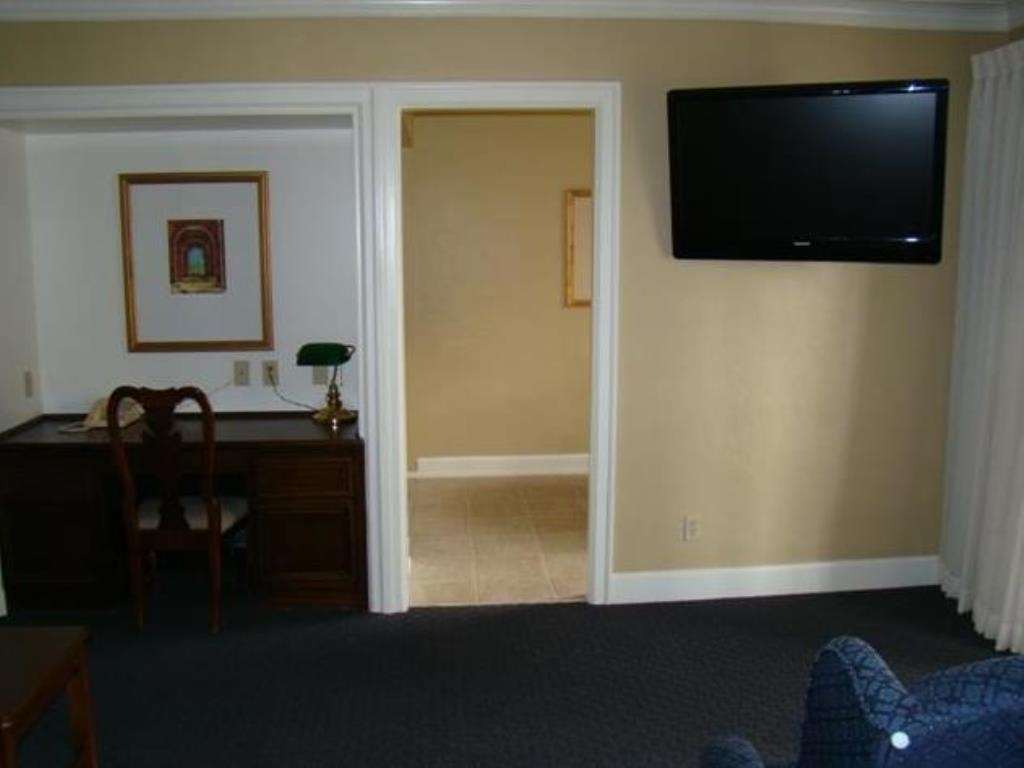 Senate Suites Extended Stay Hotel Topeka Bilik gambar